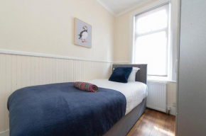 Lovely 4 Bedroom House in Dartford 8 beds